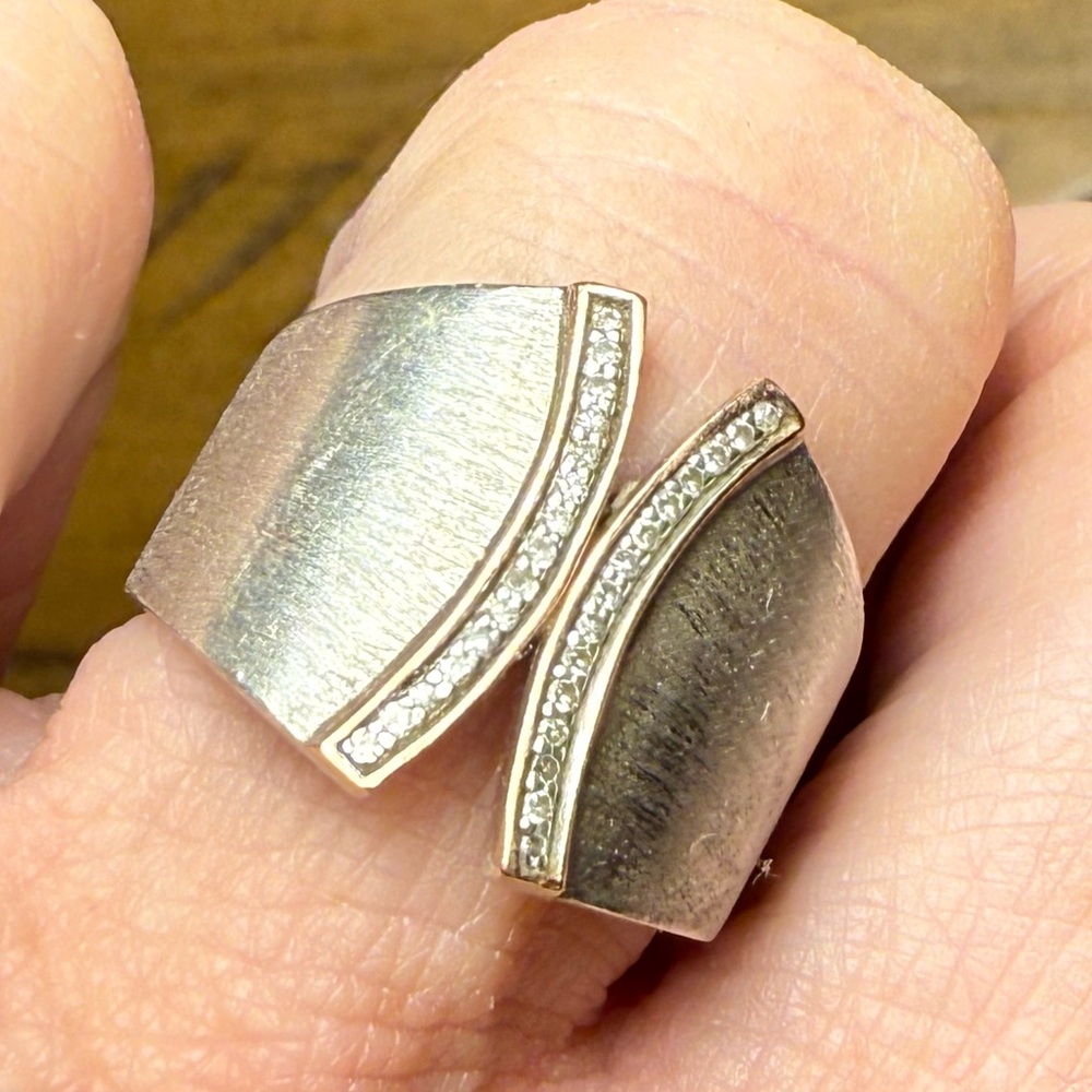 Elegant Silver and Rose Gold Women's Ring - Picture 4 of 7